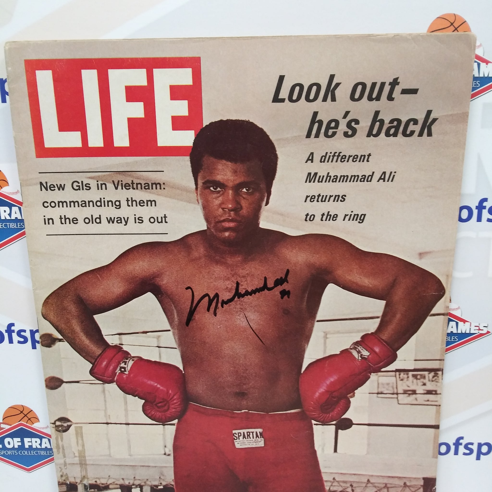 1970 MUHAMMAD ALI SIGNED LIFE MAGAZINE OCTOBER 23 1970 - NRMT - JSA LETTER