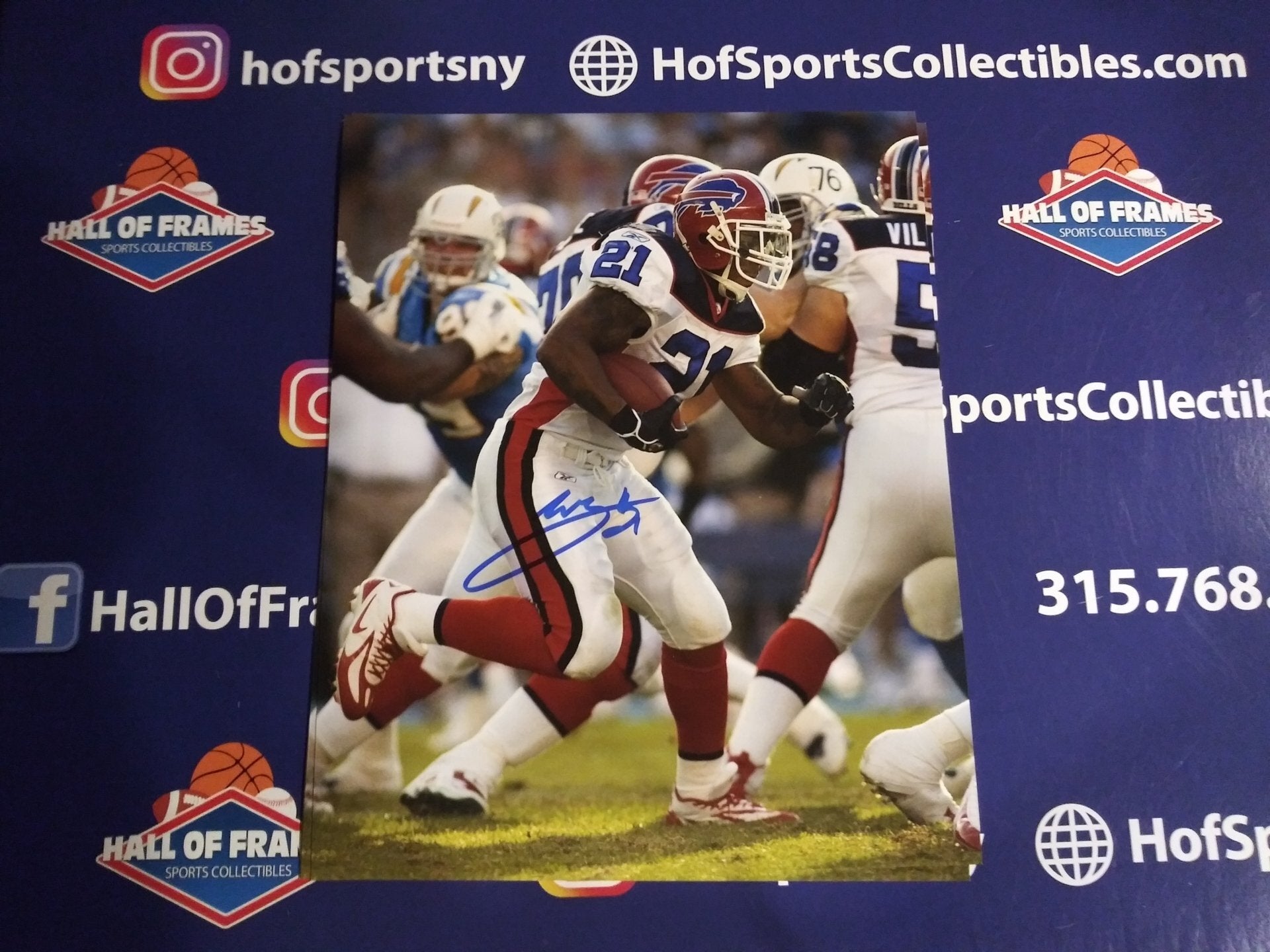 WILLIS McGAHEE SIGNED BUFFALO BILLS 8X10 PHOTO (A) - HOF COA